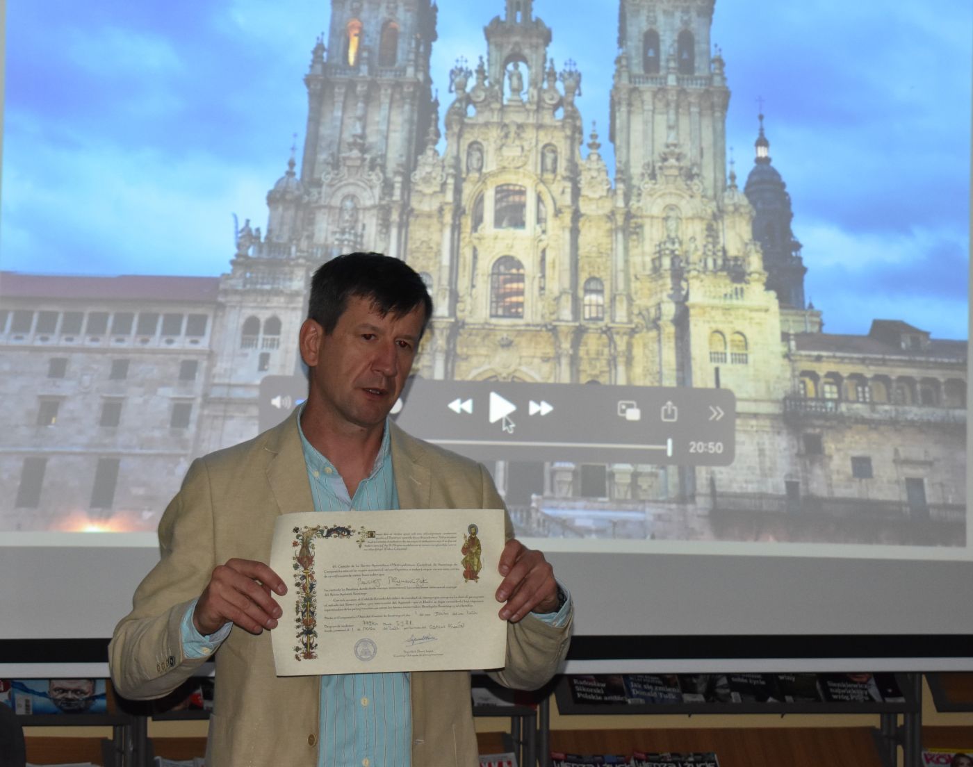 Młynarczyk prezentuje pamiątkowe pismo