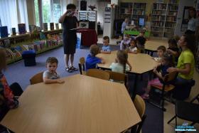 Pani prezentuje kartę biblioteczna