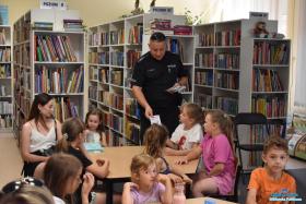 Pan policjant rozdaje ulotki