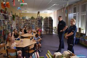 Przedstawiciele Policji podczas spotkania w bibliotece