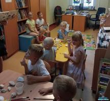Dzieci słuchają opowiadania