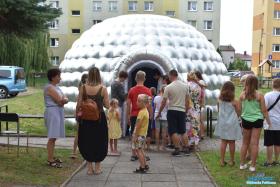 Uczestnicy zajęć wchodzą do planetarium