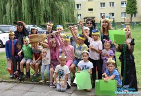 Grupa-dzieci-i-panie-pozuj-do-zdjcia-na-dworze