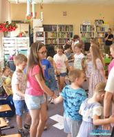 Dzieci tańczą w kole