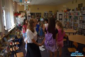 Dzieci w kole tańczą w rytm muzyki