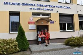 Dzieci wychodzą z budynku biblioteki