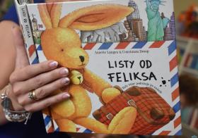 Pani trzyma w dłoniach książkę