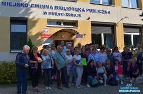 Grupa bibliotekarzy pozuje przed wejściem do biblioteki