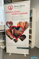 Rollup z reklamą Stowarzyszenia Blisko Serca
