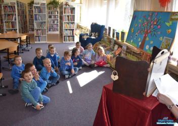 Dzieci słuchają opowiadania