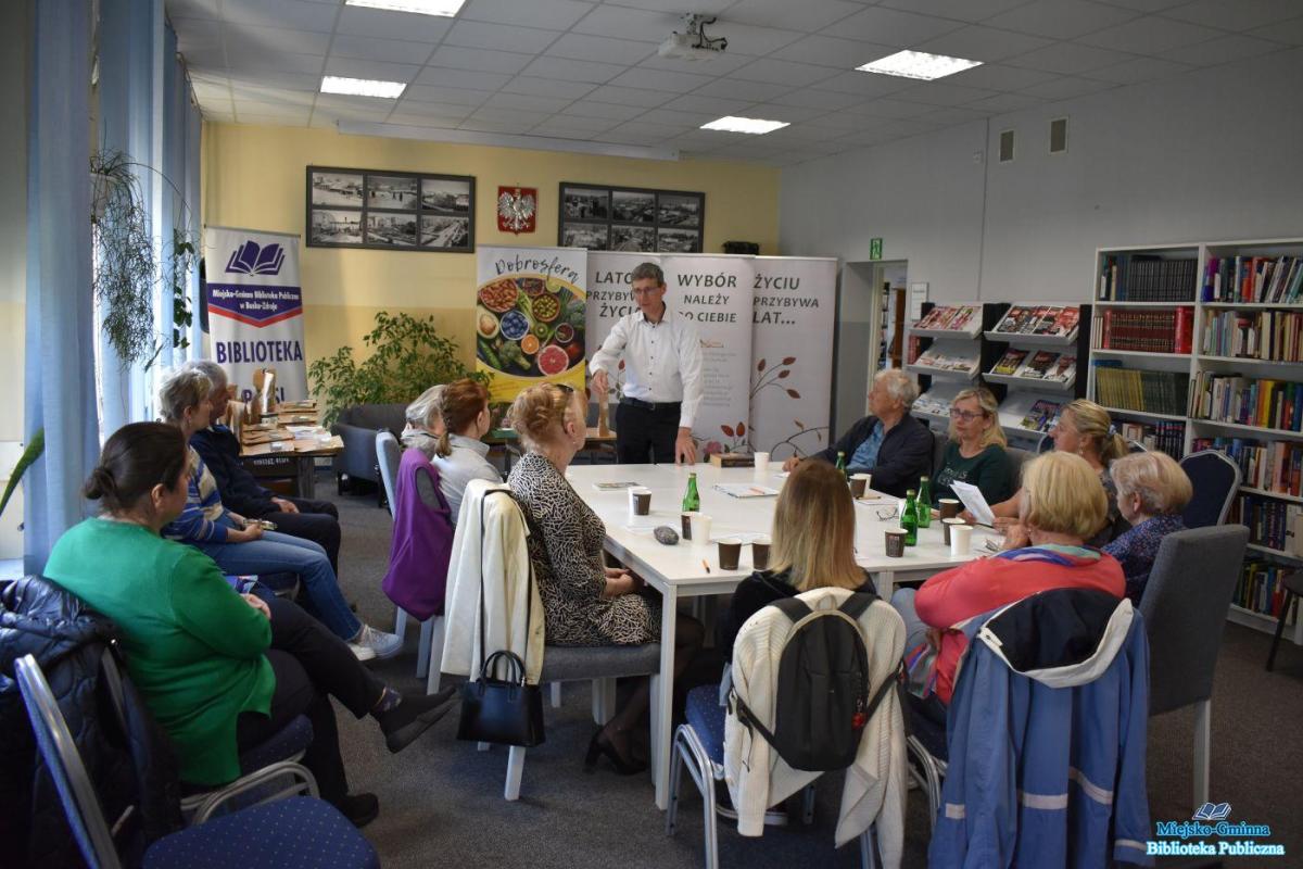Zgromadzeni na spotkaniu słuchają wykładu