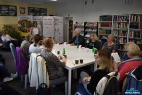 Zebrani goście w czytelni biblioteki