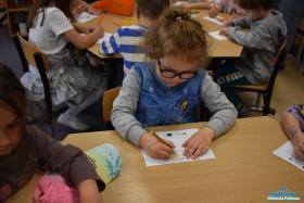 dzieci kolorują szablon żonkila