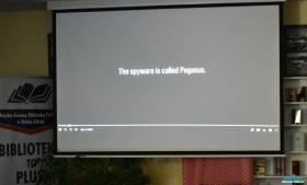 Projekcja filmu w buskiej bibliotece