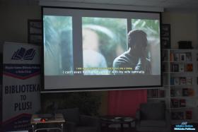 Projekcja filmu w buskiej bibliotece