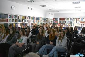 Młodzież podczas seansu w buskiej bibliotece