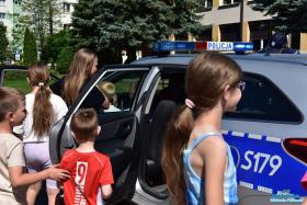 Dzieci zwiedzają radiowóz
