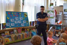Policjant udziela wskazówek