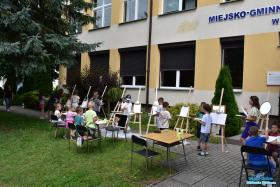 3 dzieci przed biblioteka