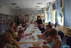 dzieci kolorują kredkami