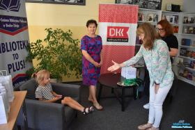 panie wręczają prezenty