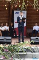 Chłopiec stoi na scenie podczas Narodowego Czytania