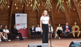 Dziewczynka recytuje poezję Jana Kochanowskiego
