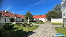 Dziedziniec, a wokół niego budynki klasztorne