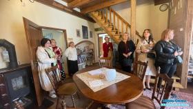 Grupa pań zgromadzona w przestrzeni bibliotecznej wokół okrągłego stołu