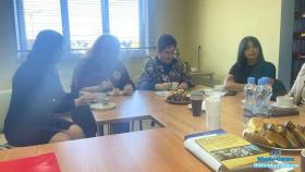 Panie spożywają słodkie desery