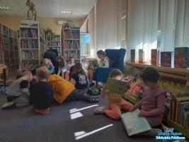 dzieci czytają książki