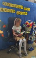 Dziewczynka siedzi i czyta książkę