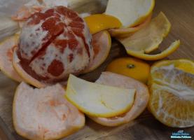 Obrany owoc leży na deseczce