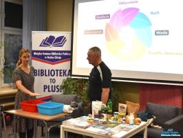 Pan i Pani stoją przy stoliku