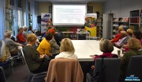 Pani omawia prezentację multimedialną