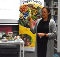 Pani prezentuje zdrowy produkt