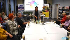 Pani przygotowuje poczęstunek