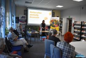 Pani stoi przy stoliku