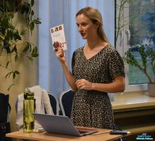 Pani trzyma w ręce książkę