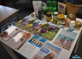 Prezentacja zdrowych produktów, które stoją na stoliku