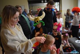 Goście biblioteki przymierzają gadżety do fotobudki