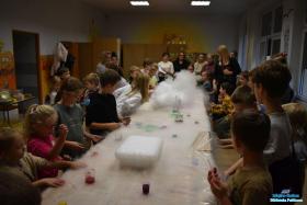 Grupa uczestników warsztatów wraz z opiekunami