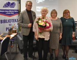 Pan i trzy Panie pozują do zdjęcia