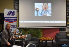 Pan omawia zdjęcie ze slajdu prezentacji