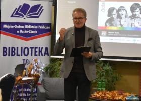 Prowadzący spotkanie podczas prelekcji