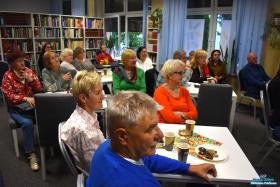 Zebrani goście siedzą przy stolikach