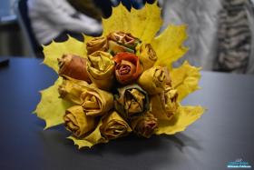 jesienny bukiet leży na stoliku