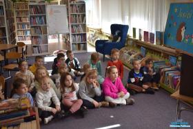 Dzieci siedzą na podłodze