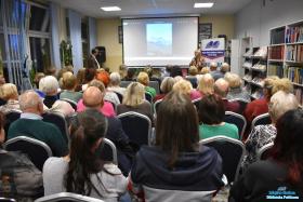 Pan i Pani mówią do zebranych gości podczas spotkania