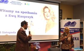 Pani i Pan stoją i trzymają w dłoniach mikrofony